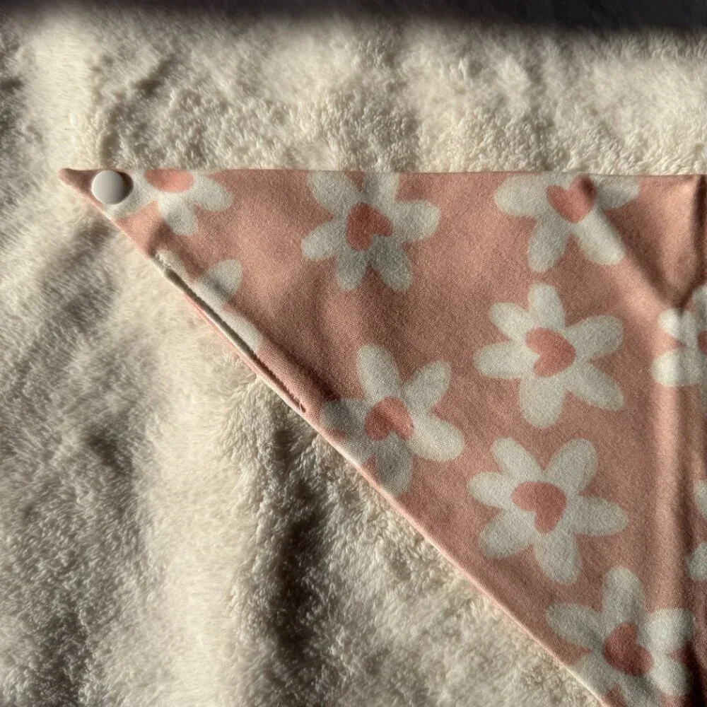 NWT Loic by Design Daisy Heart Pattern Dog Bandana for Valentine's Day, Pink, M